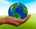 Mano sujetando el planeta Tierra